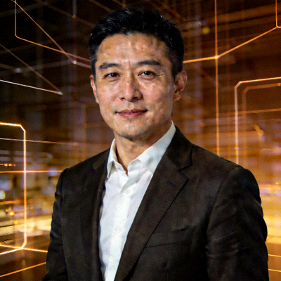 B体育创始人兼首席执行官张明远先生半身照 - 科技行业资深领导者