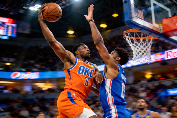NBA篮球赛场 - 球员突破上篮激烈对抗瞬间