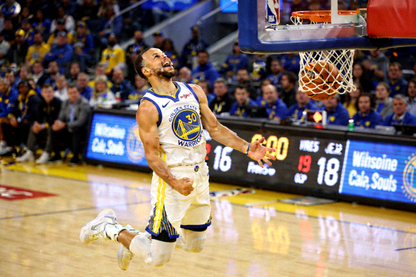 NBA季后赛关键三分球，库里超远三分命中后庆祝
