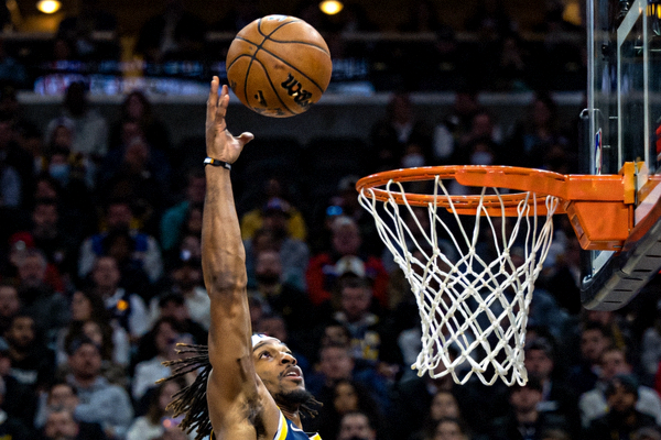 NBA季后赛关键三分球出手，篮球划出完美弧线