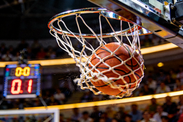 NBA赛场绝杀时刻 - 篮球应声入网的精彩特写